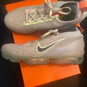Nike vapor max women size 8. Worn